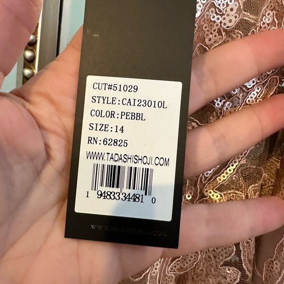 Tadashi Soji pink sequined gown. - Picture 6 of 7